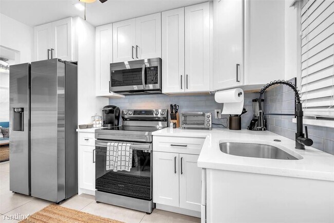 Photo - 4 br, 2 bath House - 217 NE 11th St # 217-219