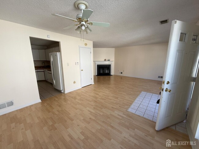 Photo - 207 Darwin Ln