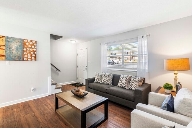 Sala de estar - Booker Creek - Students save up to 10%!