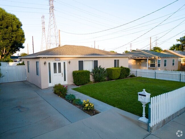Building Photo - 5802 N Vista St Rental