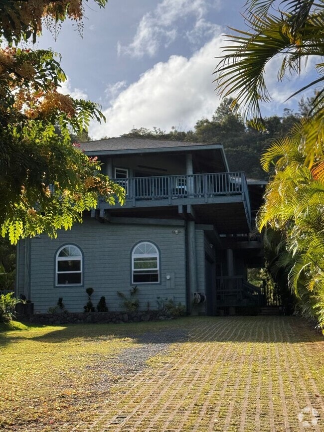 Building Photo - Prime location, large custom home near Wai...