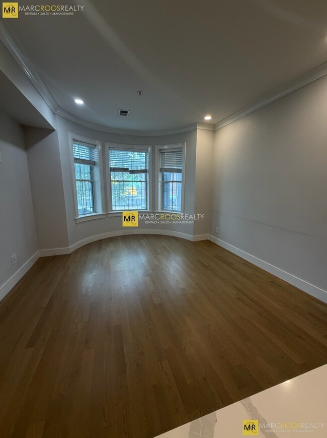 Building Photo - 535 Newbury St Unit 2
