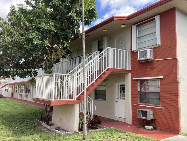 Building Photo - 2917 Plunkett St Unit 22C Rental