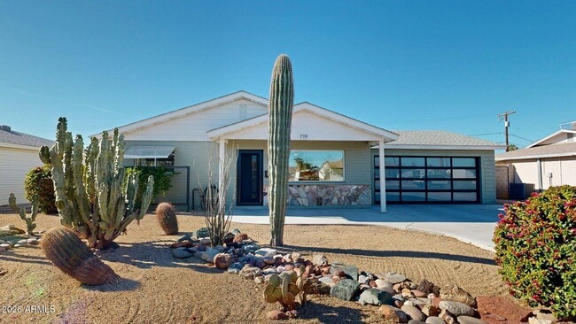 Photo - 719 W Parkway Blvd