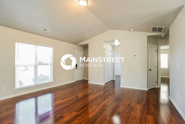 Photo - 3 Bedroom Pet-Friendly Home in Charlotte, NC with Main Street Renewal