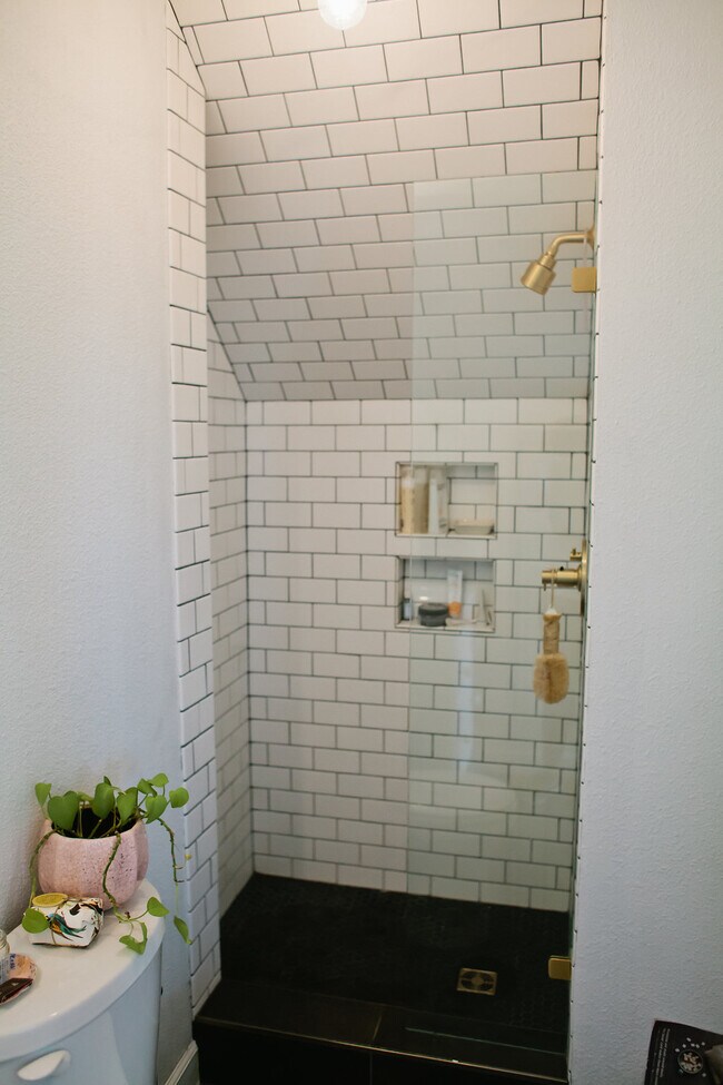 Baño recién reformado con suelo radiante.
