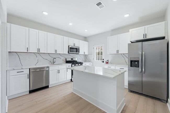 Building Photo - 1205 Hillside Pl Unit 1