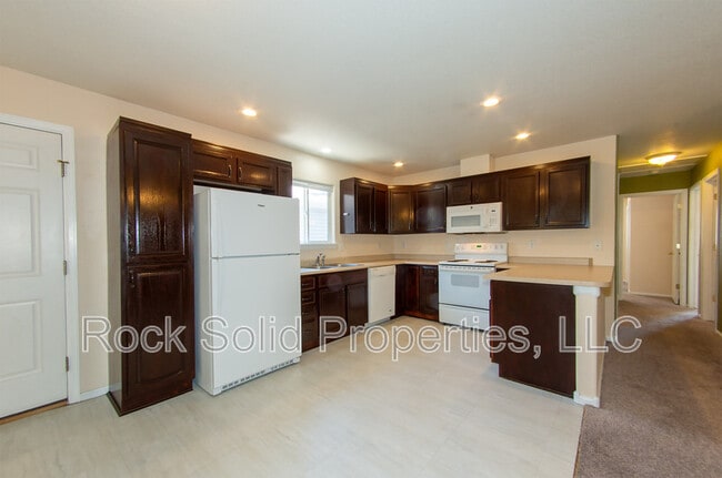 Photo - 407 E 5th St