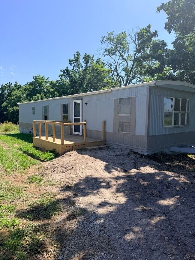 Building Photo - Rural setting - 2 bed 1 bath