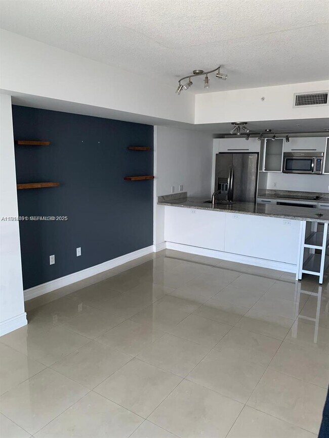 Building Photo - 185 SW 7th St Unit 2505