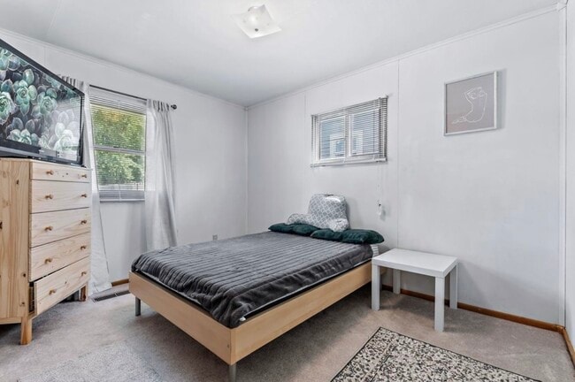 Photo - 329 W River St