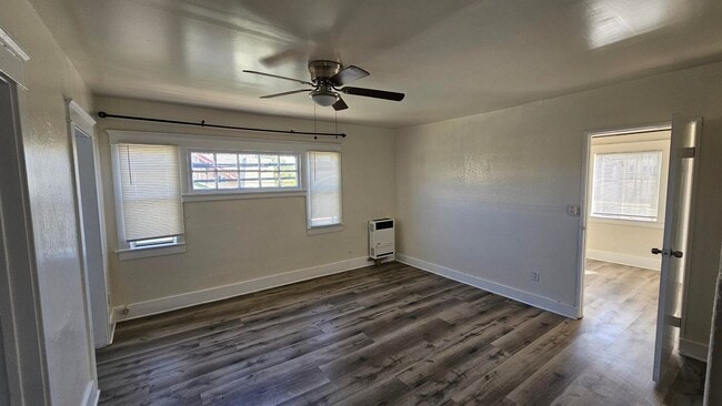 Building Photo - **519 E 17th St Long Beach** Upstairs 2 be...