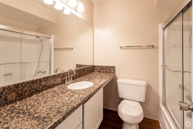 2BR, 2BA - 915 SF