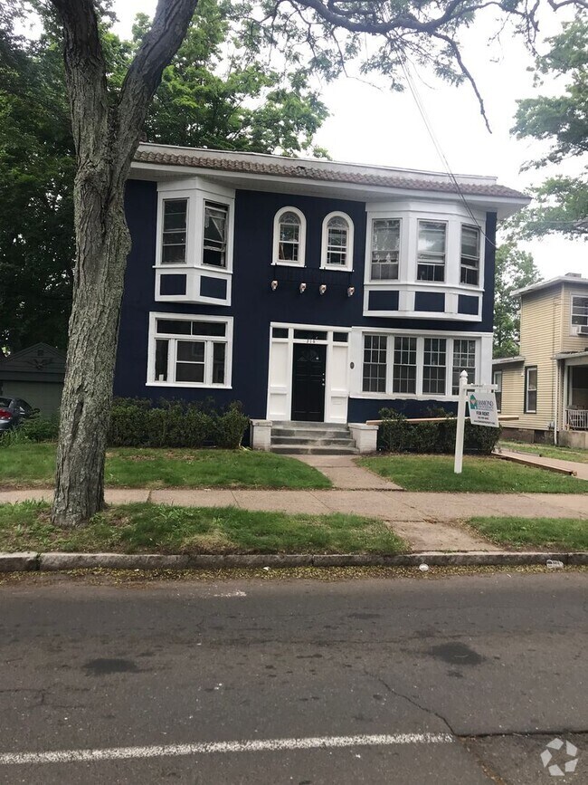 Building Photo - College Rental