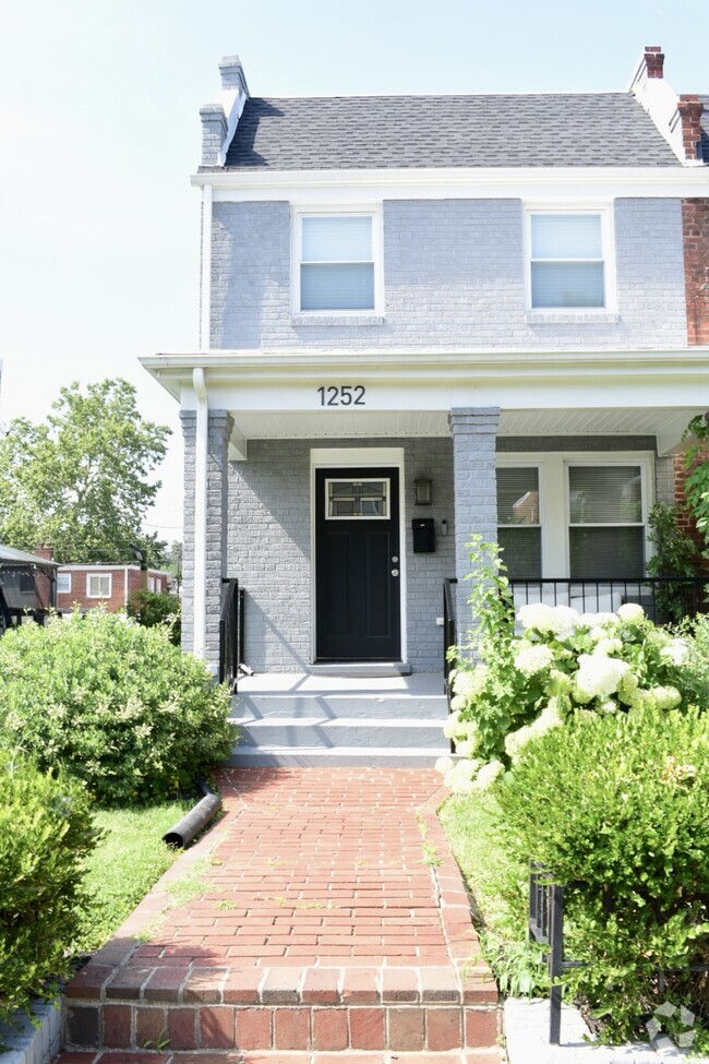 Building Photo - 1252 Delafield Pl NE Rental