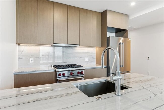 Building Photo - 610 Davis St Unit 3010