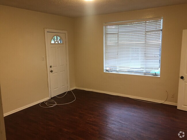 Building Photo - North Hyde Park Bungalow: Close to SOHO, D... Rental