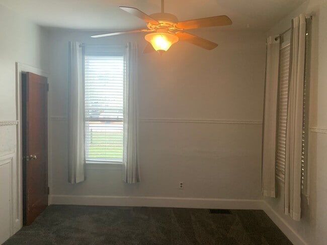 1st floor 2 bedroom apartment with yard an... - 1st floor 2 bedroom apartment with yard an...