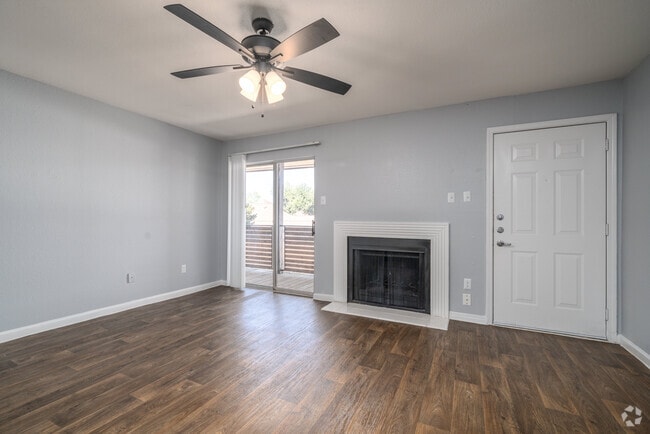 2BR, 2BA - 1,009SF - Living Room