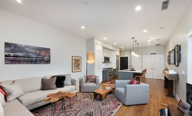 Photo - 5 W Mendenhall St