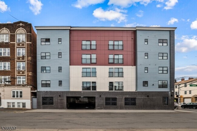 Photo - 180 Carroll St