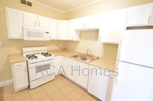 Building Photo - 2527 Shelby St Unit 7