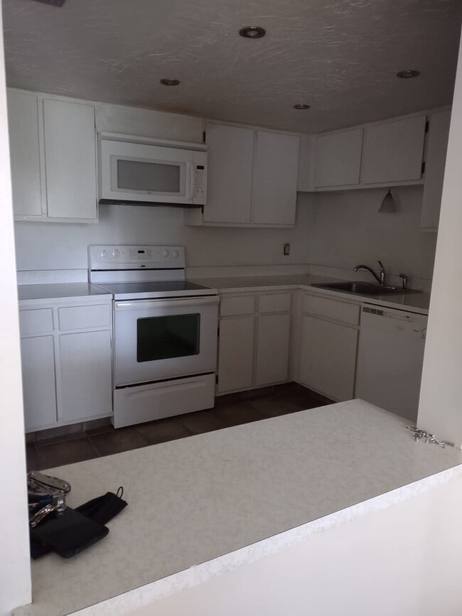 Kitchen - 610 Fairways Cir Unit A