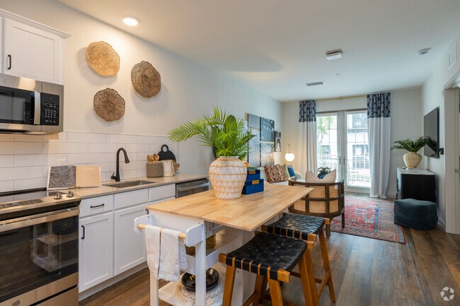 Figueredo - Entrance - 1BR, 1BA - 644SF