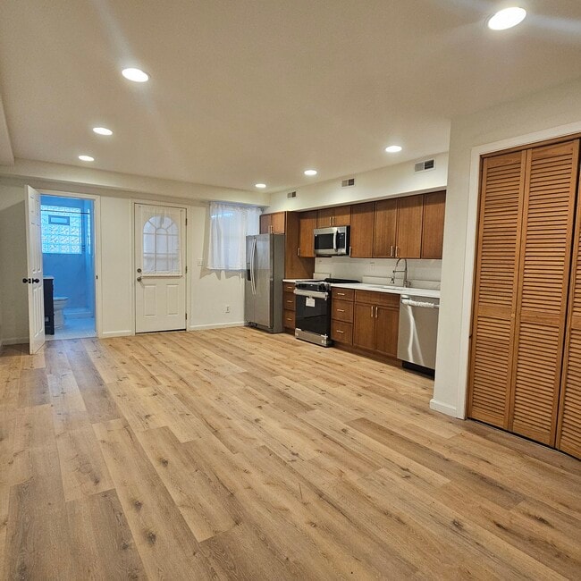 Building Photo - 14 Laidlaw Ave Unit 1