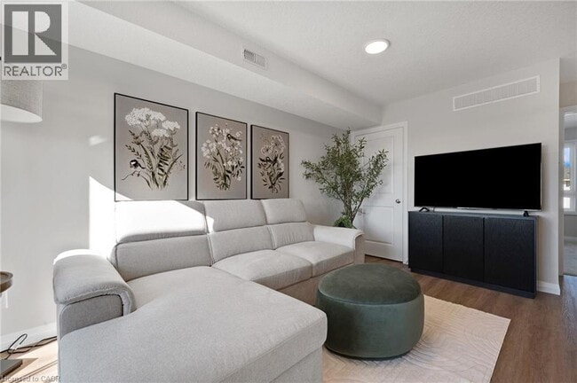 Photo - 410 Northfield Dr W