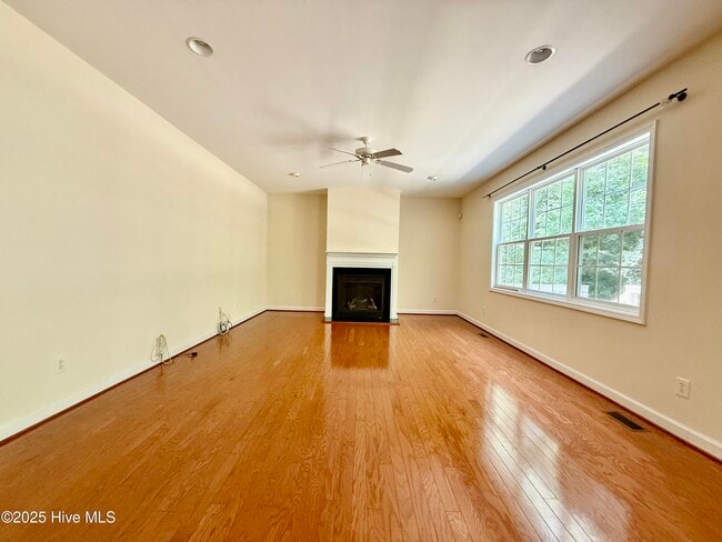 Photo - 410 Harkness Cir