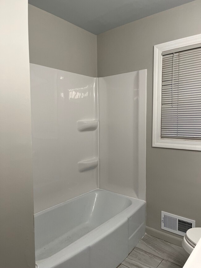 Main bathroom - 1231 Harmony Dr