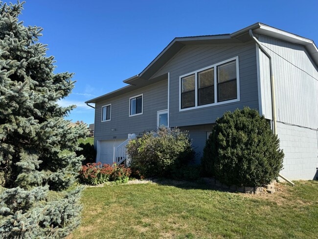 Building Photo - Bright and spacious split-entry home with ...