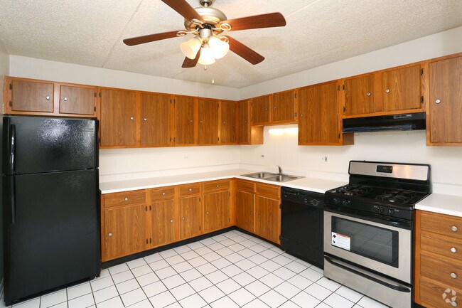 Shannon Court Apartments For Rent in Streamwood, IL | ForRent.com