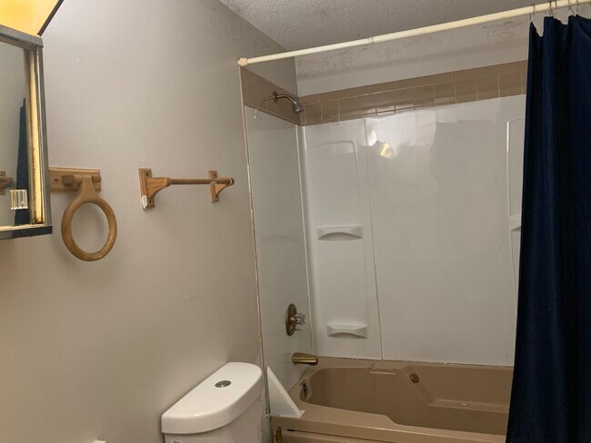 Full Bath - 378 Lincoln St Condo Unit No 1
