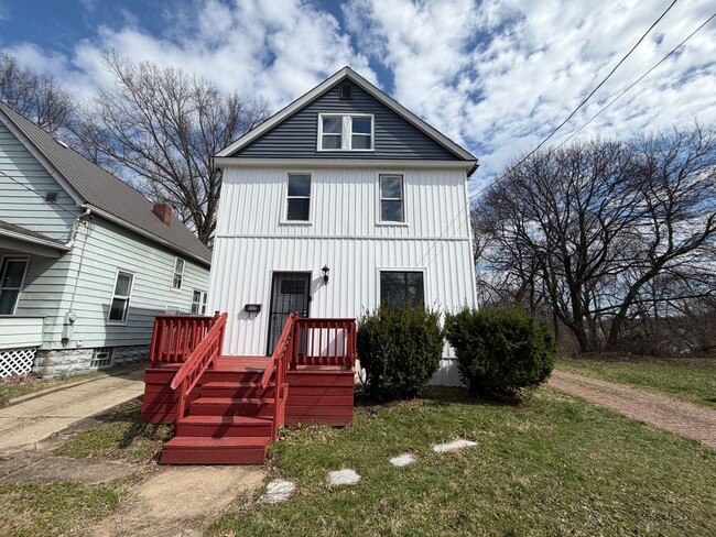 Building Photo - Charming Multi-Level Akron Home with Huge Living Room & Updated Siding