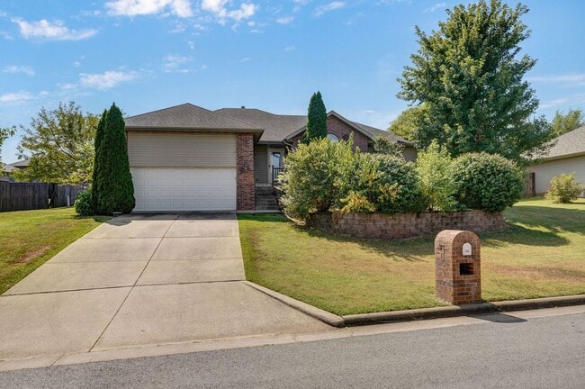 Building Photo - Gorgeous 3 Bedroom, 2 Bathroom Home in Nixa!