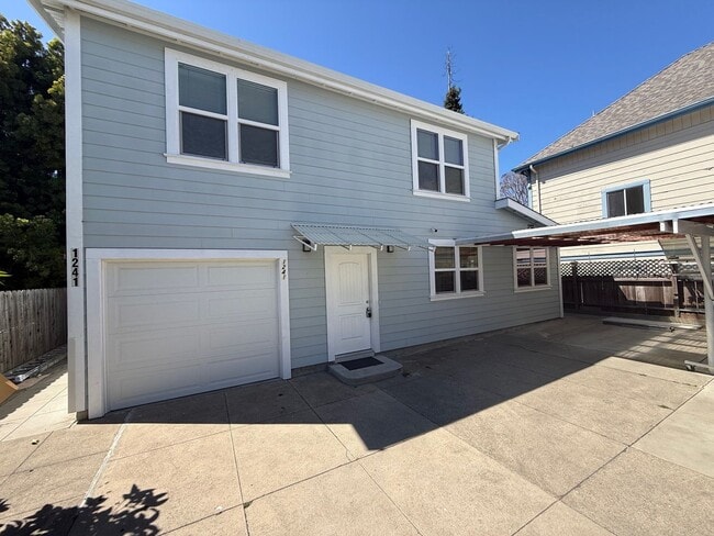 Building Photo - Townhouse living - Nice and clean 3 bedroo...