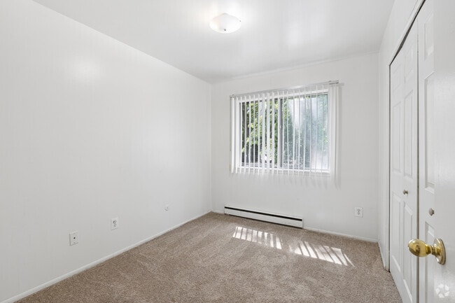 2BR, 1BA - 920SF - Second Bedroom