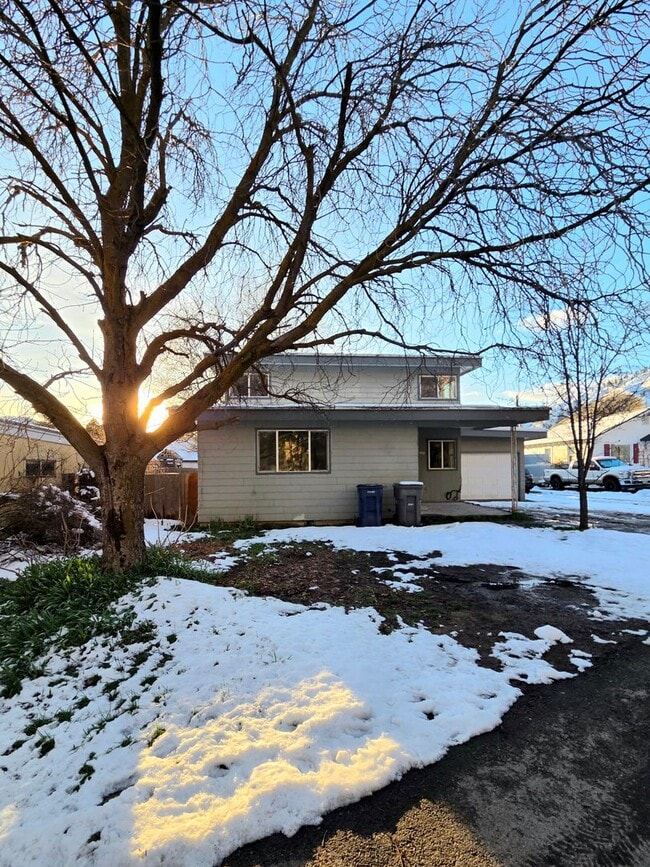 Photo - Large 4 Bedroom + Den, 2 Bath House for Rent in Cashmere!*** ON THE RIVER!!