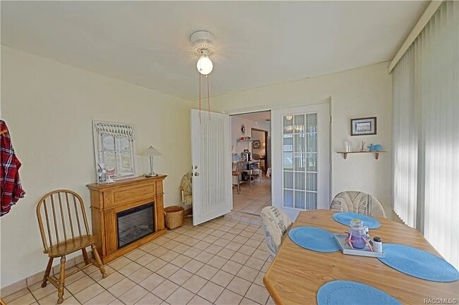 Photo - 215 Daffodil St