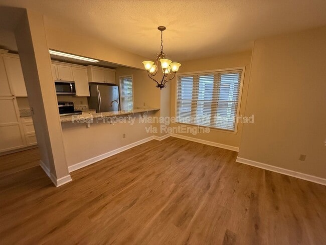 Photo - 230 Oakwood Ct