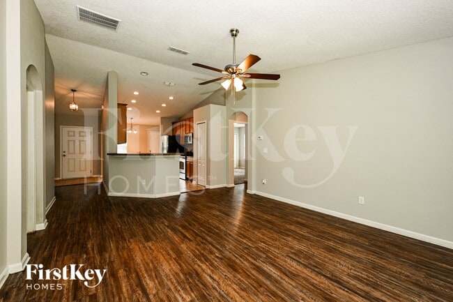 Photo - 403 W New England Dr