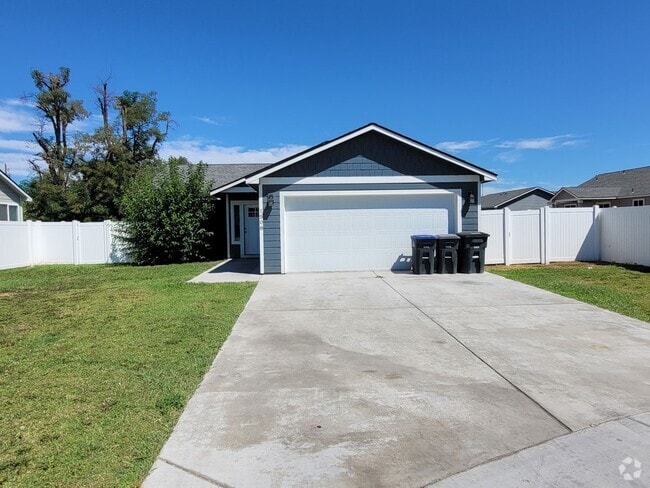 Building Photo - House with Garage