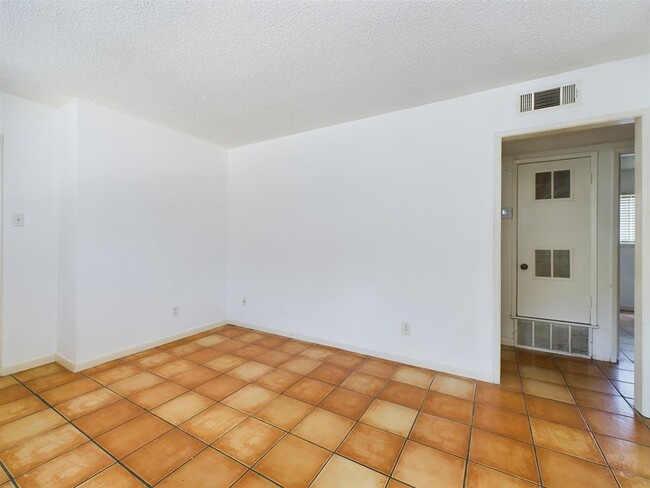 Photo - 803 W 28th St Unidad 107
