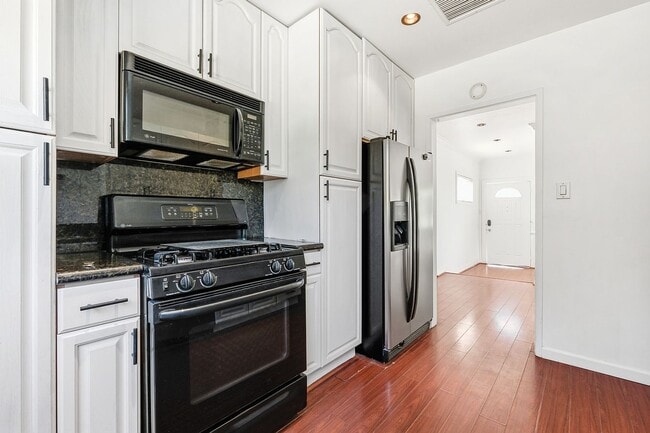 Photo - 6300 Zelzah Ave