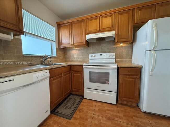 Building Photo - 8135 Sunrise Lakes Blvd Unit 302