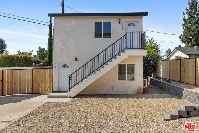 Photo - 15838 Chatsworth St