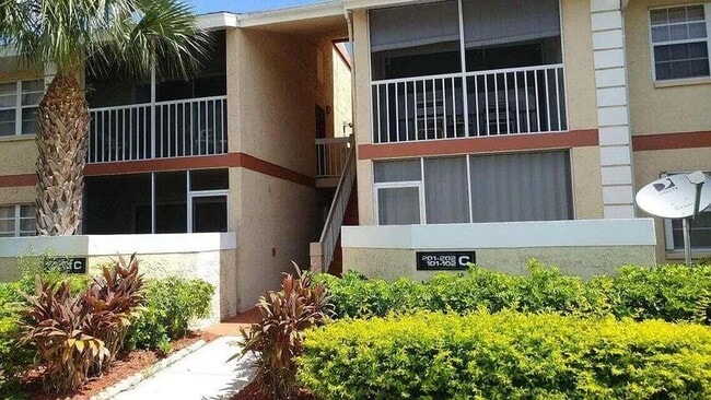 Building Photo - 1533 SE Royal Green Cir Unit 104