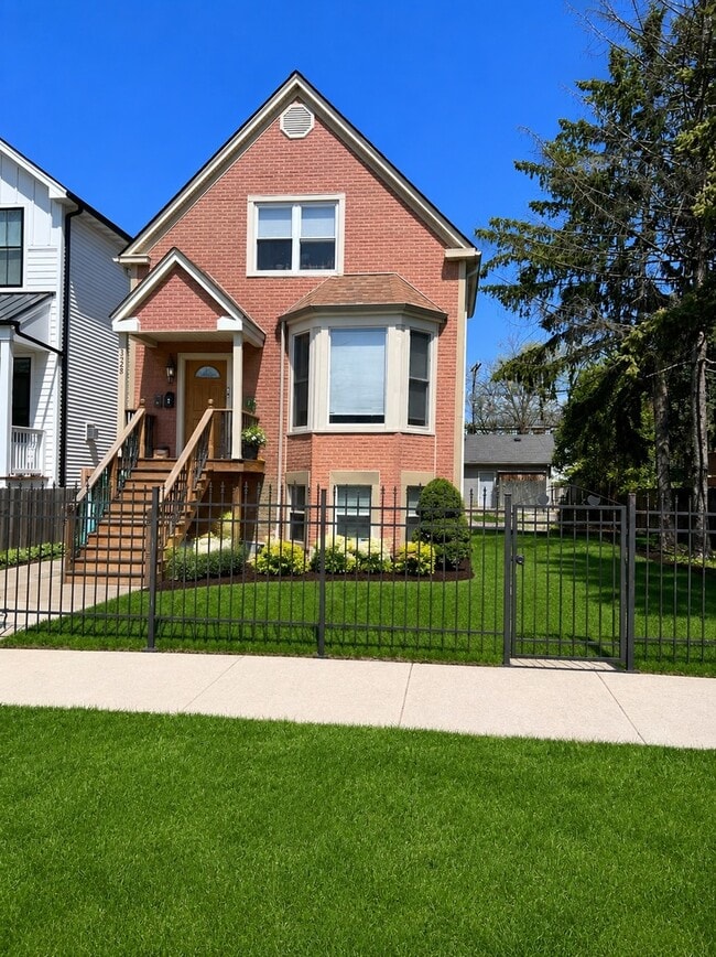 Building Photo - 5328 W Leland Ave Unit 1